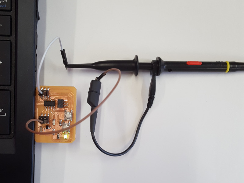 Picture of the connections between the board and the oscilloscope