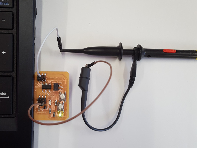 Picture of the connections between the board and the oscilloscope